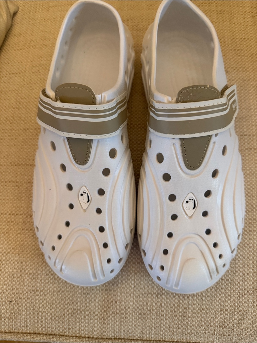 NWOT Hounds Women’s Size 9/10 White and Taupe Water-Resistant Clog